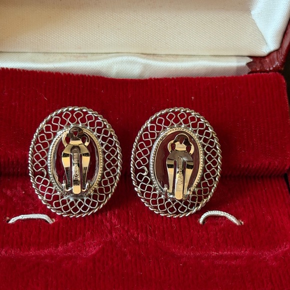 Vtg Whiting and Davis Glass Cameo Clip Earrings - Picture 3 of 7